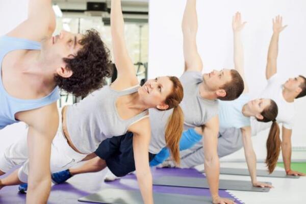 faire du yoga en groupe et en interne
