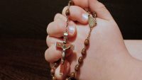 Idée cadeau : un chapelet, le bijou idéal à offrir à un ami catholique
