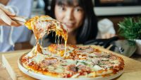 Préparer une pizza margherita traditionnelle : conseils et astuces