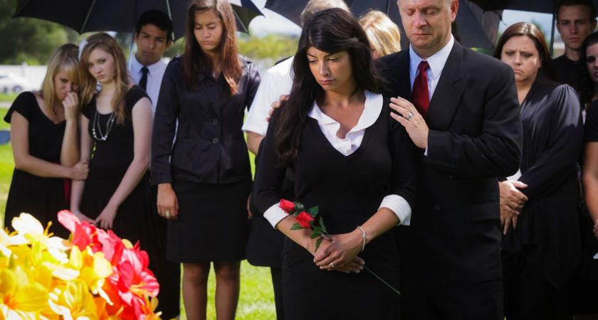 Comment aider un proche en deuil à organiser des funérailles ou des hommages ?