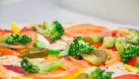 10 idées de légumes frais à utiliser comme toppings sur une pizza végétarienne