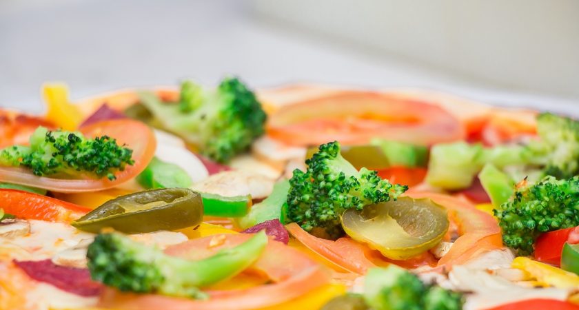 10 idées de légumes frais à utiliser comme toppings sur une pizza végétarienne