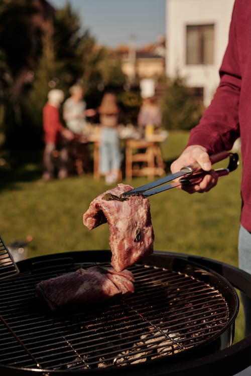 Barbecues et rôtissoires : Ajouter une touche de grillade à vos événements en plein air