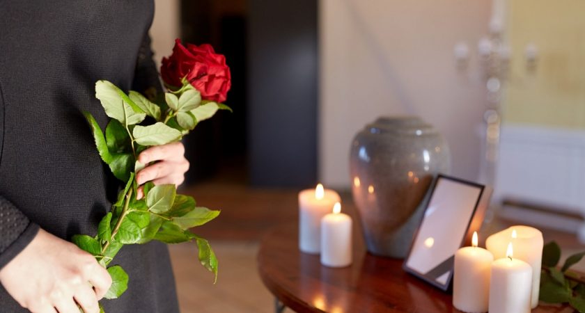 Comment choisir les bons articles funéraires pour honorer un être cher ?